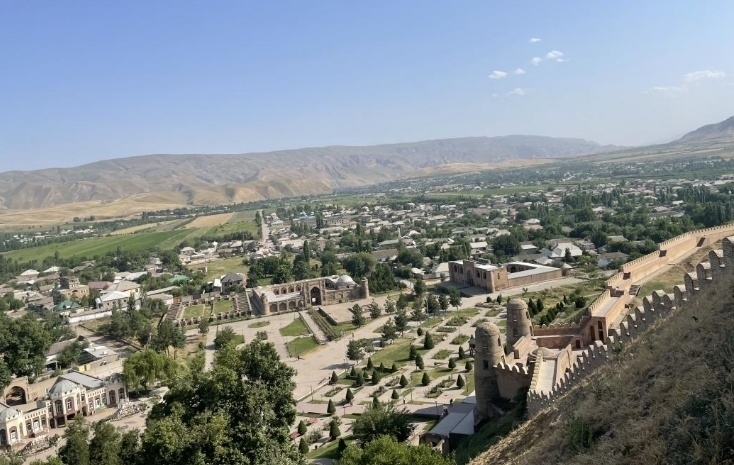 位于塔吉克斯坦杜尚別西北的吉薩爾古城，有著3000多年歷史。有研究認(rèn)為，張騫出使大宛回程途中曾經(jīng)過(guò)此地。圖為從吉薩爾古城城墻俯瞰城門(mén)與市鎮(zhèn)。本報(bào)記者 曲頌 攝