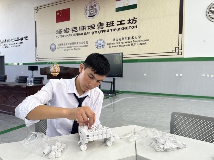 在塔吉克斯坦魯班工坊內(nèi)，學(xué)員正在操作能力源創(chuàng)新套件。本報(bào)記者 屈佩 攝