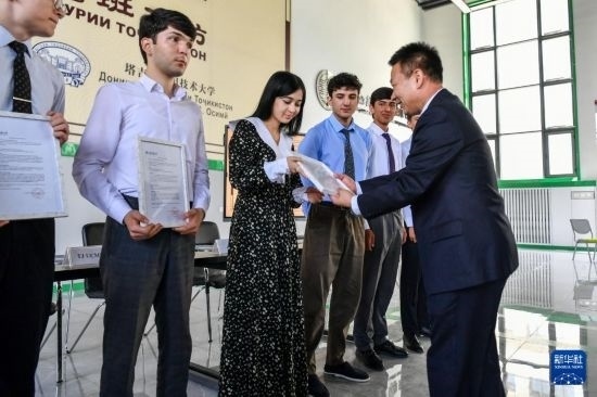 7月3日，在塔吉克斯坦首都杜尚別，天津城市建設管理職業(yè)技術(shù)學院的負責人為魯班工坊赴華留學生頒發(fā)錄取通知書。新華社記者 曹陽 攝