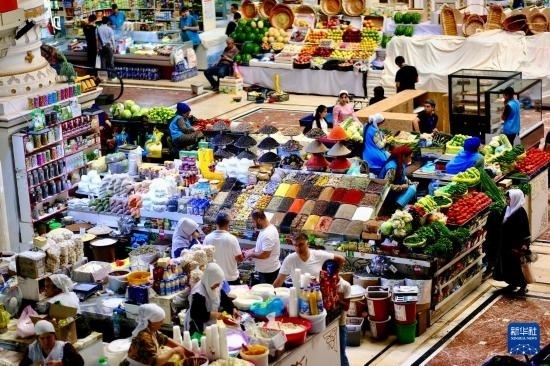 這是6月13日在塔吉克斯坦首都杜尚別拍攝的大巴扎內(nèi)景。新華社記者 鄭開君 攝