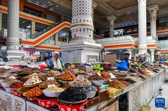這是6月27日在塔吉克斯坦首都杜尚別拍攝的大巴扎內(nèi)景。新華社記者 曹陽 攝