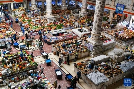 這是6月27日在塔吉克斯坦首都杜尚別拍攝的大巴扎內(nèi)景。新華社記者 曹陽 攝