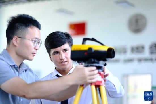 6月14日，在塔吉克斯坦首都杜尚別的魯班工坊，來自天津城市建設管理職業(yè)技術(shù)學院的老師（左）指導學生。新華社記者 鄭開君 攝