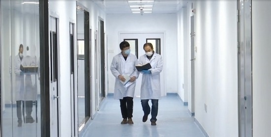 中國科學(xué)院贛江創(chuàng)新研究院科研人員在交流。（贛州市贛縣區(qū)融媒體中心供圖）