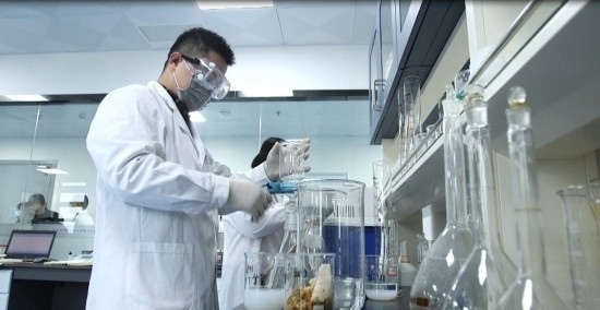 中國科學(xué)院贛江創(chuàng)新研究院科研人員在做實驗。