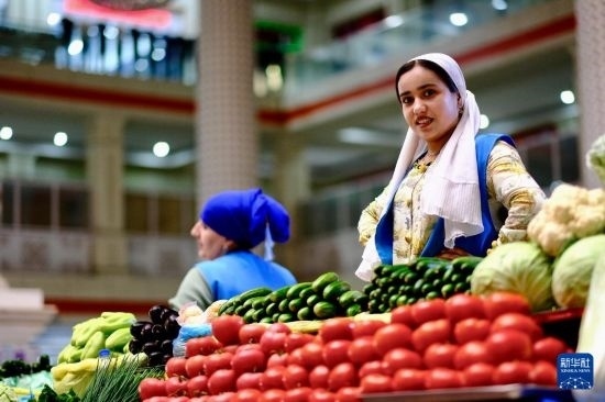 這是6月13日在塔吉克斯坦首都杜尚別大巴扎內(nèi)拍攝的營業(yè)者。新華社記者 鄭開君 攝