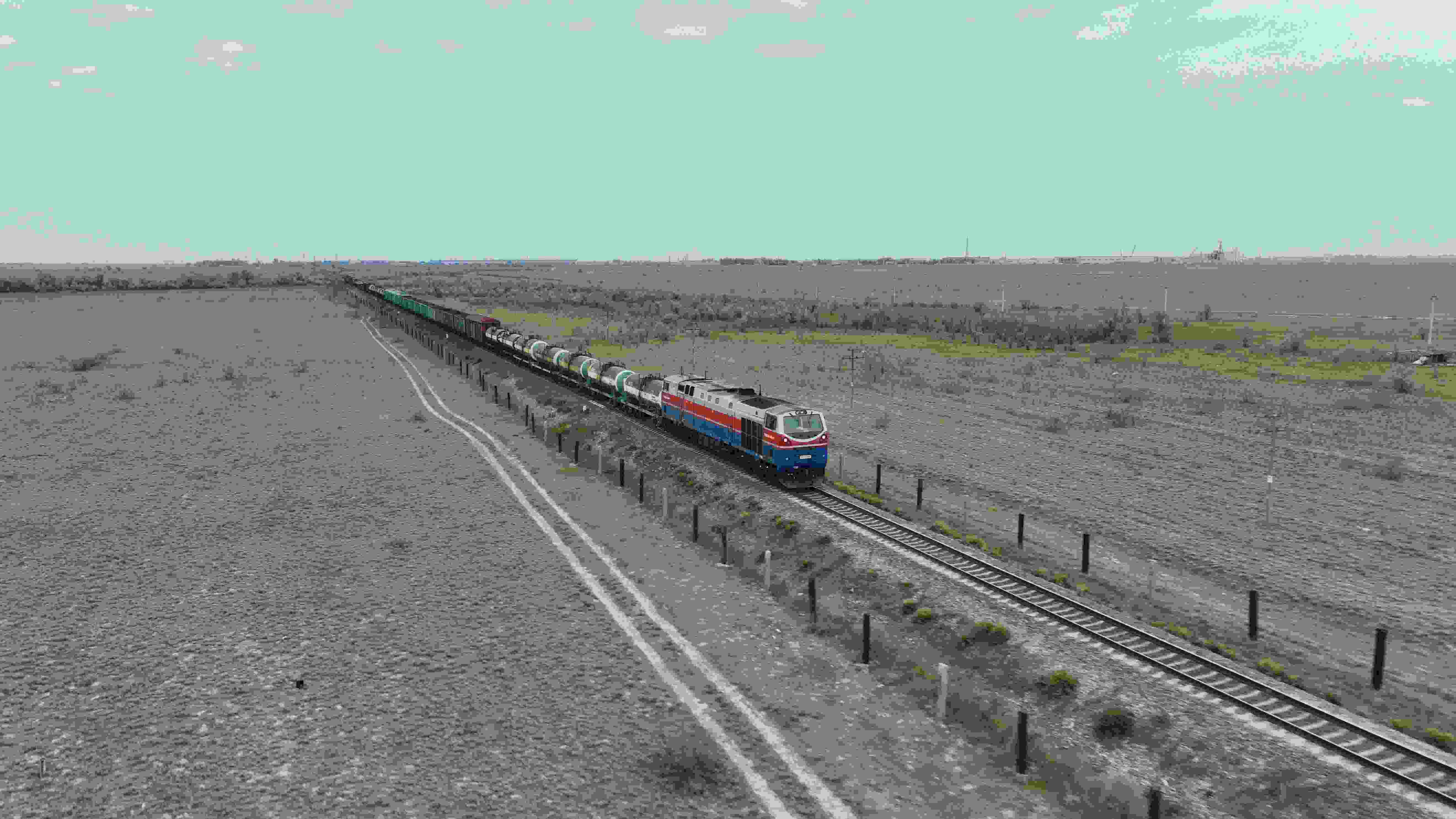 △ 2023年5月12日，在哈薩克斯坦阿拉木圖附近，貨運(yùn)列車馳騁于阿拉木圖與中國霍爾果斯間（無人機(jī)照片）。