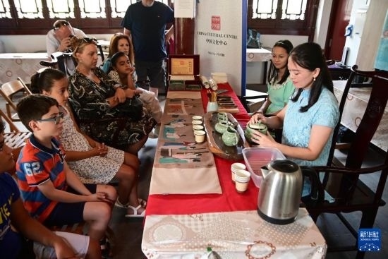 7月4日，在馬耳他桑塔露琪亞市的中國古典園林“靜園”，人們欣賞中國茶藝表演。新華社發(fā)（喬納森·博格 攝）