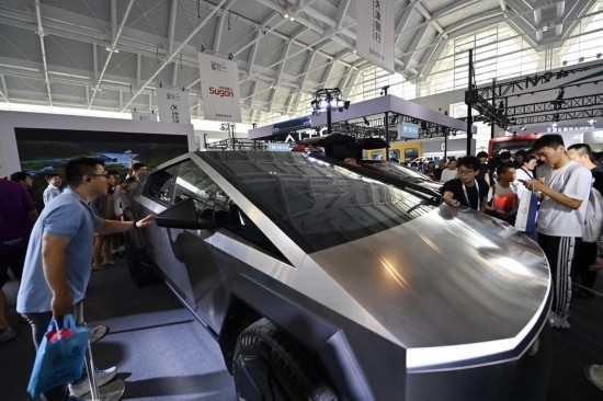 在天津舉行的2024世界智能產(chǎn)業(yè)博覽會上，觀眾在特斯拉展臺參觀（6月22日攝）。新華社記者 李然 攝