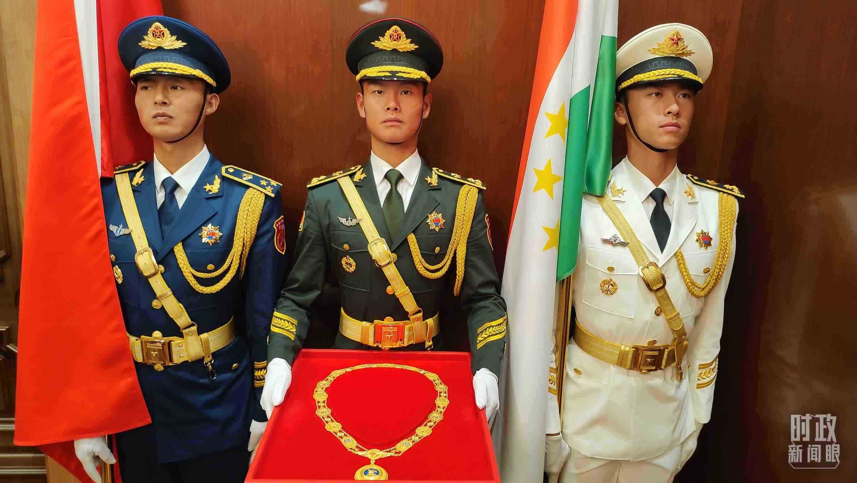 △中方儀仗兵護(hù)送“友誼勛章”入場(chǎng)。（總臺(tái)央視記者薛冠南拍攝）