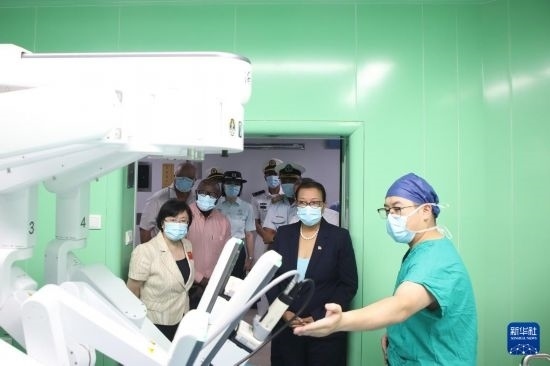 7月5日，塞舌爾衛(wèi)生部長維多在中國海軍“和平方舟”號醫(yī)院船上參觀。新華社發(fā)（劉志磊 攝）