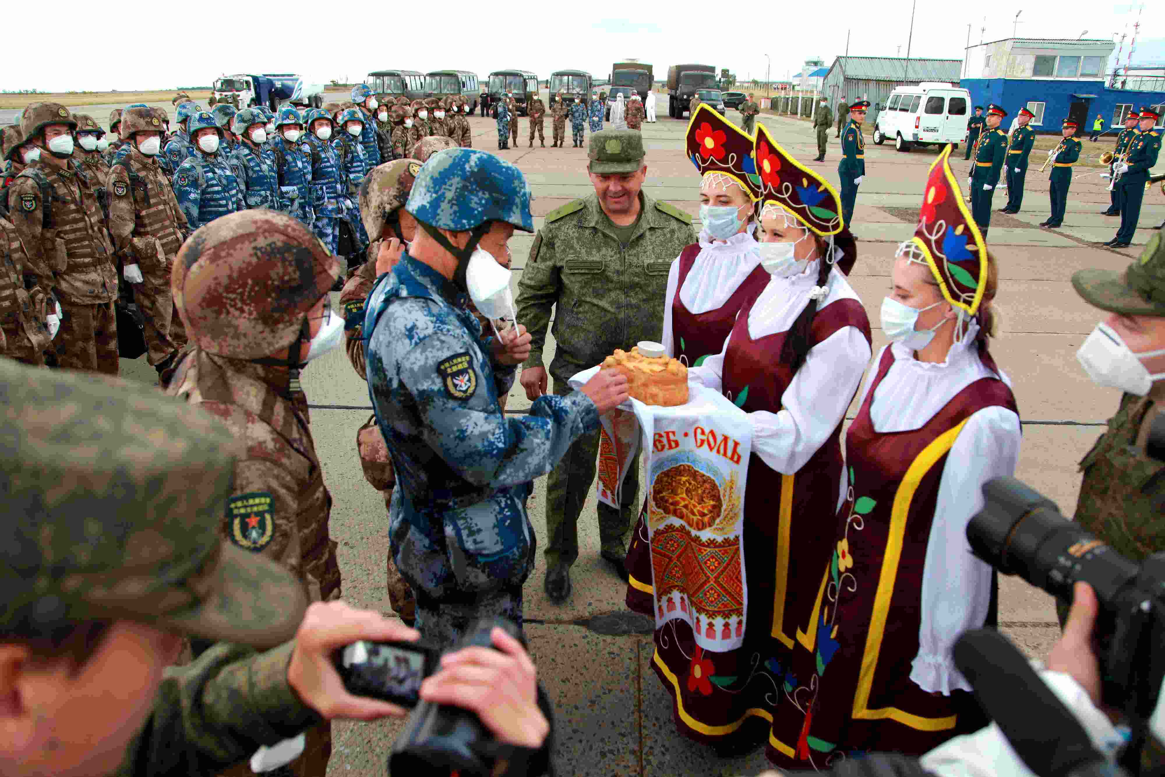 當(dāng)?shù)貢r(shí)間2021年9月10日，跨境參加“和平使命-2021”上海合作組織成員國(guó)聯(lián)合反恐軍演的中方部隊(duì)導(dǎo)演部抵達(dá)俄羅斯奧倫堡“東古茲”靶場(chǎng)演習(xí)地域。圖為俄方人員為中方人員舉行歡迎儀式。