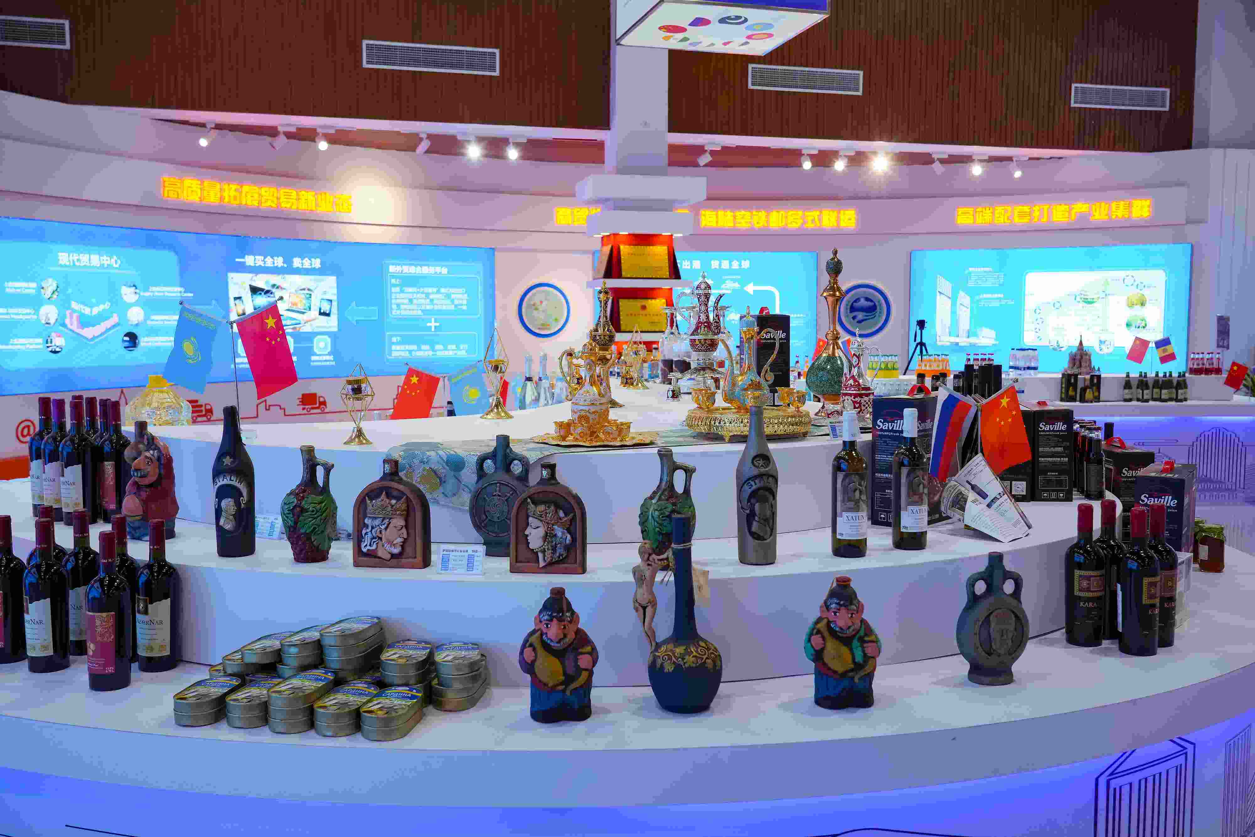 2022年10月19日，青島，上合示范區(qū)展出的上合組織國(guó)家特色商品。