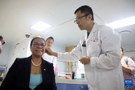 7月5日，塞舌爾衛(wèi)生部長維多在中國海軍“和平方舟”號醫(yī)院船上體驗中醫(yī)。新華社發(fā)（劉志磊 攝）