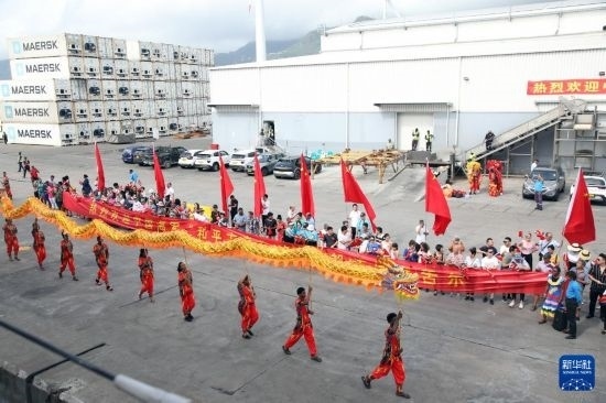 這是7月5日在塞舌爾維多利亞新港碼頭拍攝的歡迎儀式。新華社發(fā)（劉志磊 攝）