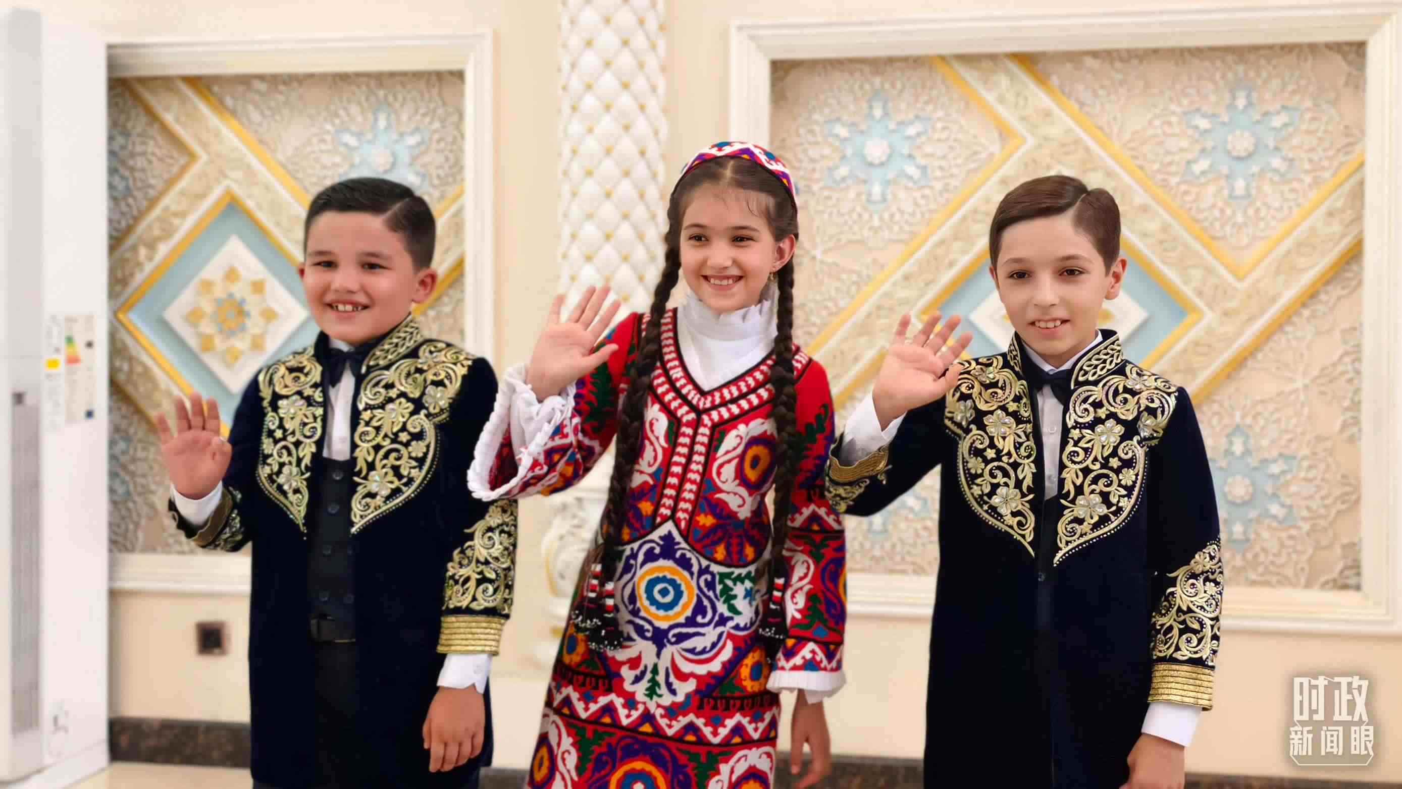 △在機(jī)場(chǎng)迎接習(xí)主席的塔吉克斯坦少年。（總臺(tái)央視記者韓銳拍攝）