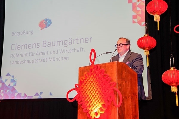 圖為鮑姆蓋特納在致辭。（駐慕尼黑總領(lǐng)館提供）
