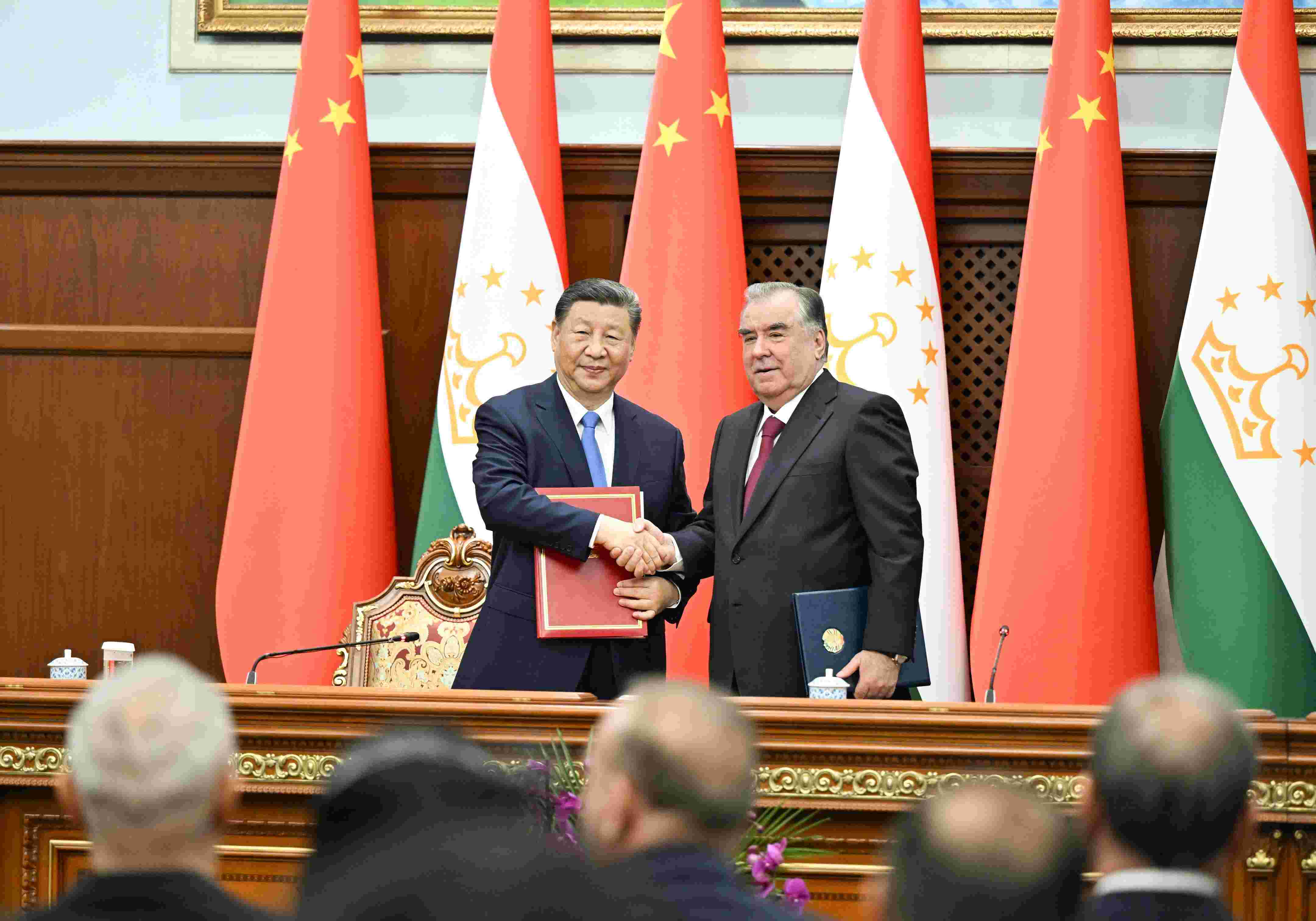 當(dāng)?shù)貢r(shí)間2024年7月5日下午，習(xí)近平主席同塔吉克斯坦總統(tǒng)拉赫蒙在杜尚別總統(tǒng)府舉行會(huì)談。會(huì)談后，兩國元首共同簽署《中華人民共和國和塔吉克斯坦共和國關(guān)于發(fā)展新時(shí)代全面戰(zhàn)略合作伙伴關(guān)系的聯(lián)合聲明》。