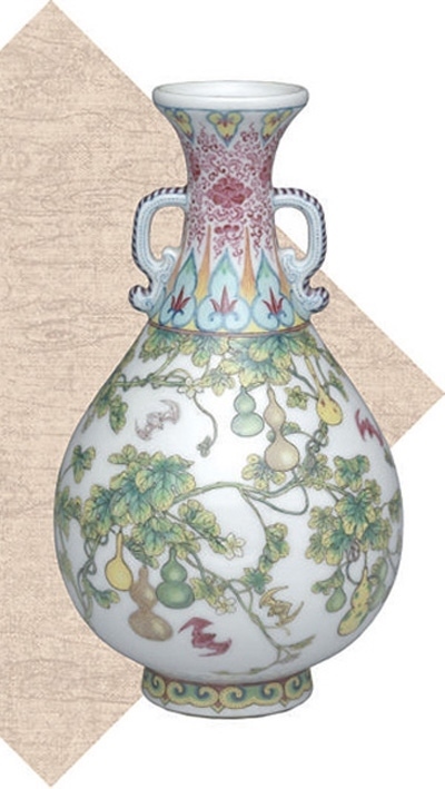 清代瓷胎畫琺瑯福壽連綿雙耳瓶。臺北故宮博物院藏