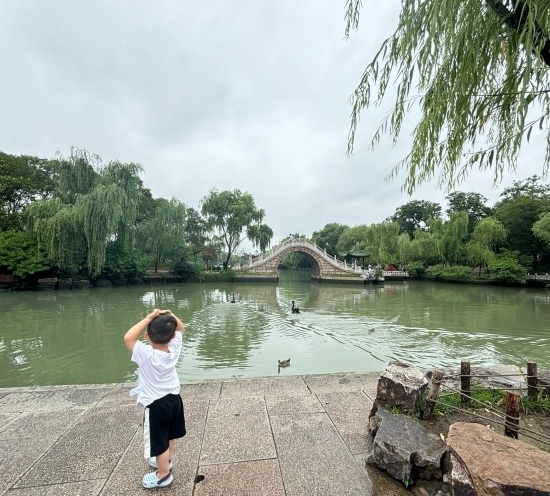 一位小朋友在二十四橋旁拍照。人民網記者 金慧慧攝