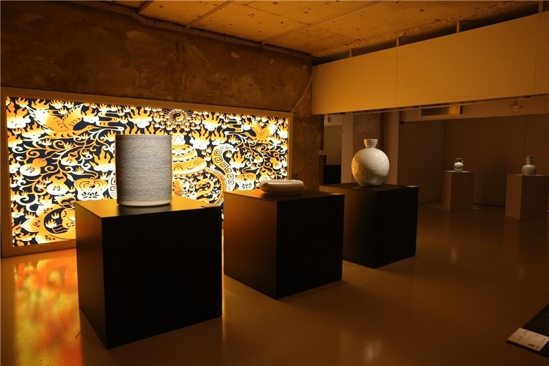 《新生萬物-中國(guó)非遺與當(dāng)代設(shè)計(jì)展》展廳。陽光媒體集團(tuán)供圖