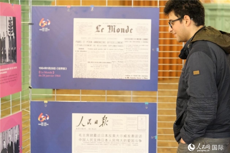 蒙達爾紀(jì)市民駐足“中法建交六十周年”圖片展。人民網(wǎng)記者 于超凡攝