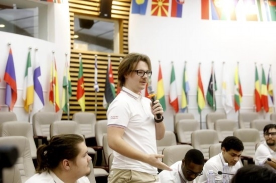 7月8日，美國(guó)中田納西州立大學(xué)大一學(xué)生雅克布·揚(yáng)在共譜華美和音交流營(yíng)上分享。新華社發(fā)