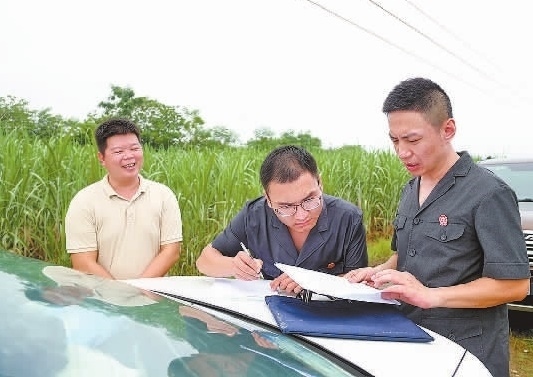 圖③：清塘后，執(zhí)行干警與某農(nóng)場負責人確認魚塘交付情況。