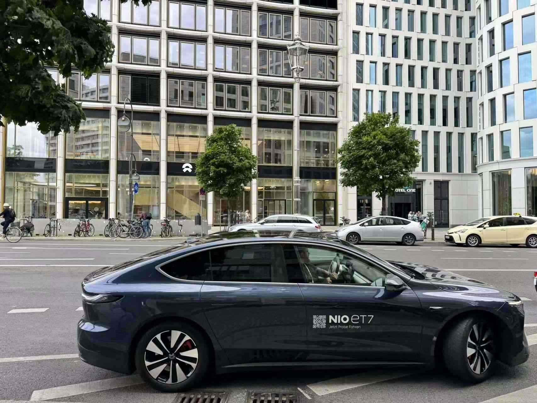 消費(fèi)者在蔚來柏林智能駕駛中心前試駕電動汽車。 人民網(wǎng)記者 李強(qiáng)攝