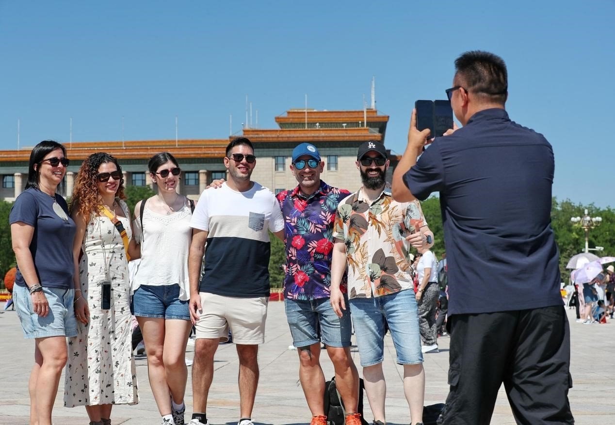 入境游持續(xù)升溫，眾多外國(guó)游客游覽天安門廣場(chǎng)。（圖片來(lái)源：視覺(jué)中國(guó)）