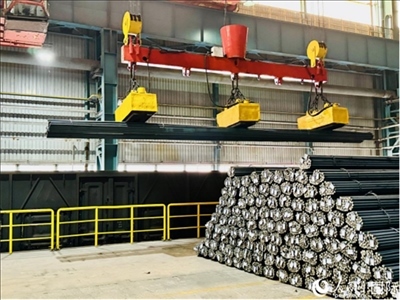 通鋼產(chǎn)品正在裝車。人民網(wǎng) 謝瑩攝