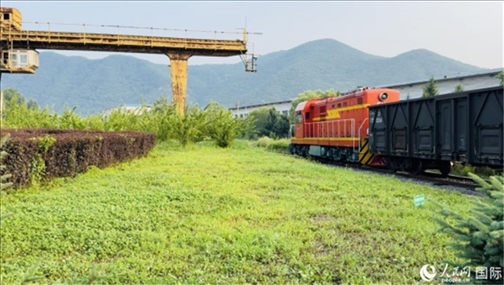 通鋼產(chǎn)品通過鐵路運輸出場。人民網(wǎng) 謝瑩攝