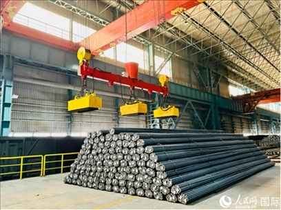 通鋼產(chǎn)品正在裝車。人民網(wǎng) 謝瑩攝