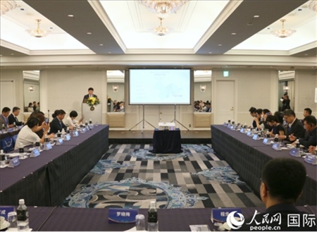 深圳市光明區(qū)委常委、副區(qū)長王芳成介紹光明科學(xué)城。人民網(wǎng) 許可攝