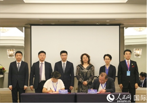 雙方企業(yè)簽訂交流與合作協(xié)議。人民網(wǎng) 許可攝