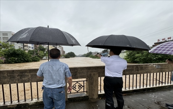 工作組在防汛一線開(kāi)展工作。受訪者供圖