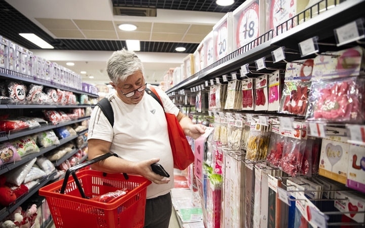 2024年4月29日，在匈牙利布達佩斯，一名男子在中歐商貿(mào)物流合作園區(qū)的中國商品交易展示中心內(nèi)購物。中歐商貿(mào)物流合作園區(qū)是中國在歐洲地區(qū)建設的首個商貿(mào)物流型境外經(jīng)貿(mào)合作區(qū)，也是集商貿(mào)展示與交易、物流運輸與倉儲、產(chǎn)業(yè)投資與合作功能于一體的中歐企業(yè)雙向互動平臺。新華社記者 張帆 攝