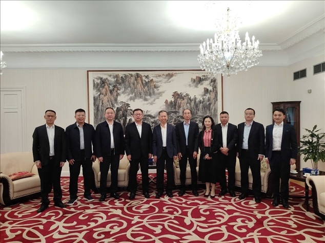 中國駐瑞典大使崔愛民（左五）會見中國中鐵股份有限公司總裁陳文健一行并合影。中國駐瑞典大使館供圖