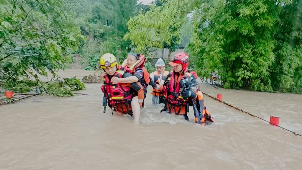 在忠縣，救援人員正在轉(zhuǎn)移受災(zāi)群眾。新華社發(fā)