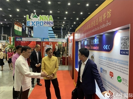 7月9日，中國(guó)駐清邁總領(lǐng)事陳海平與清邁副府尹威拉蓬等共同參觀以“暢游中國(guó)、支付無(wú)憂”為主題的中國(guó)展位。人民網(wǎng)記者章念生攝