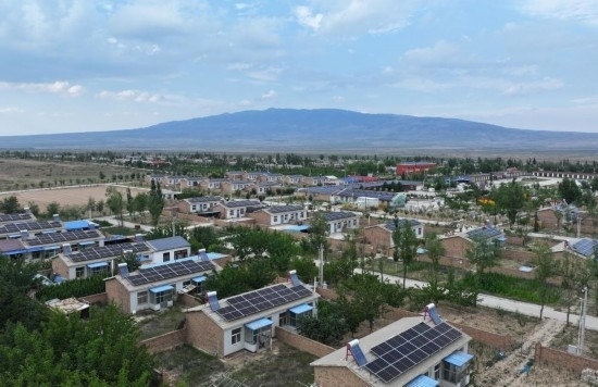 紅寺堡區(qū)新集村屋頂上的光伏板。新華社發(fā)（康國(guó)慶 攝）