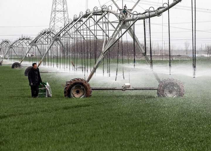 2024年3月18日，在河南省焦作市博愛縣孝敬鎮(zhèn)東原莊村瑞輝家庭農(nóng)場，村民使用全自動指針式噴灌機進行澆灌作業(yè)。新華社發(fā)（程全攝）