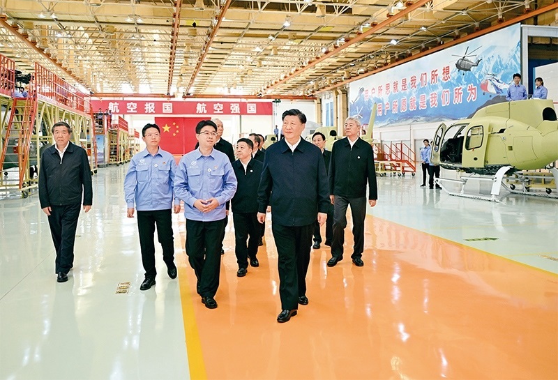 2023年10月10日至13日，中共中央總書記、國家主席、中央軍委主席習近平在江西考察。這是11日上午，習近平在景德鎮(zhèn)市昌河飛機工業(yè)（集團）有限公司考察。 新華社記者 燕雁/攝