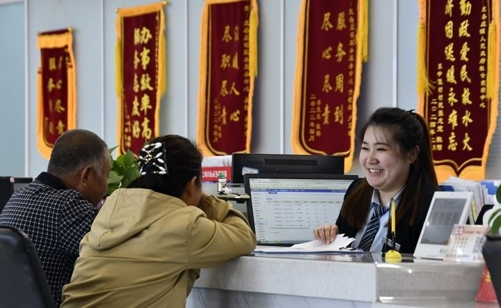 2024年3月25日，北京市大興區(qū)龐各莊鎮(zhèn)政務(wù)服務(wù)中心的工作人員耐心為群眾解答問題。大興區(qū)龐各莊鎮(zhèn)政務(wù)服務(wù)中心用“最多跑一次”的工作理念為企業(yè)和群眾提供了便利化、精準化、個性化的衍生服務(wù)。新華社記者 李欣 攝