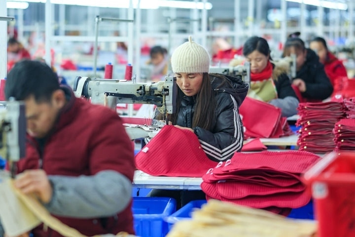 2024年1月18日，社區(qū)居民在紅安社區(qū)的鄉(xiāng)村振興就業(yè)車間工作。紅安社區(qū)是由易地搬遷安置區(qū)單獨成立的新社區(qū)，位于湖南省湘西土家族苗族自治州鳳凰縣禾庫鎮(zhèn)。新華社記者 張鋮 攝