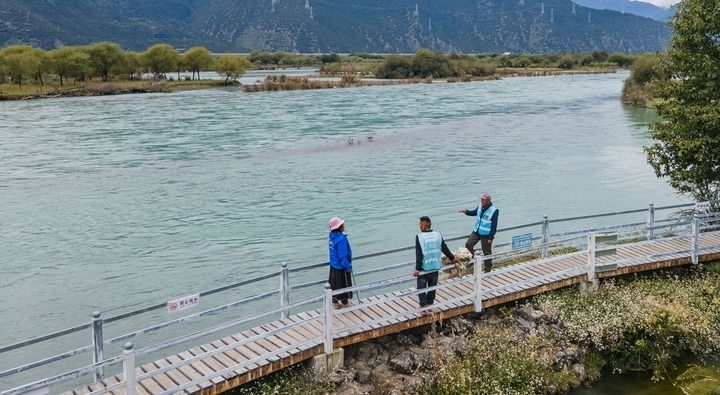 西藏雅尼國家濕地公園管護員在巡護途中小憩（無人機照片，2023年9月8日攝）。新華社記者 丁增尼達 攝