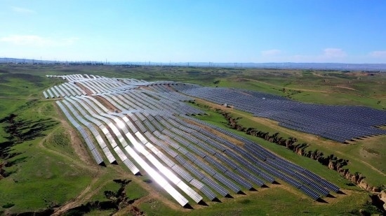 紅寺堡區(qū)發(fā)展光伏產(chǎn)業(yè)。新華社發(fā)（康國(guó)慶 攝）