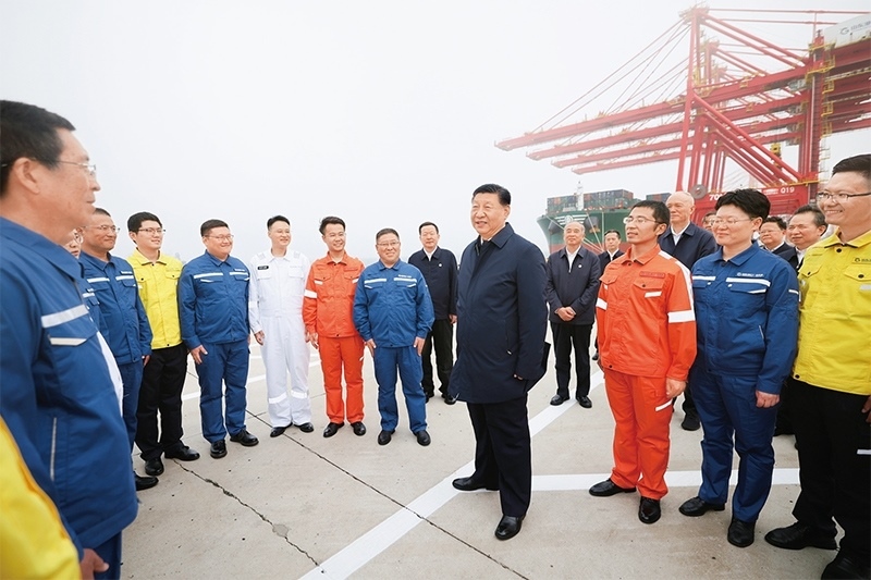 2024年5月22日至24日，中共中央總書記、國家主席、中央軍委主席習近平在山東考察。這是22日下午，習近平在日照港親切慰問港口科技工作者、運營人員、航運人員。 新華社記者 鞠鵬/攝