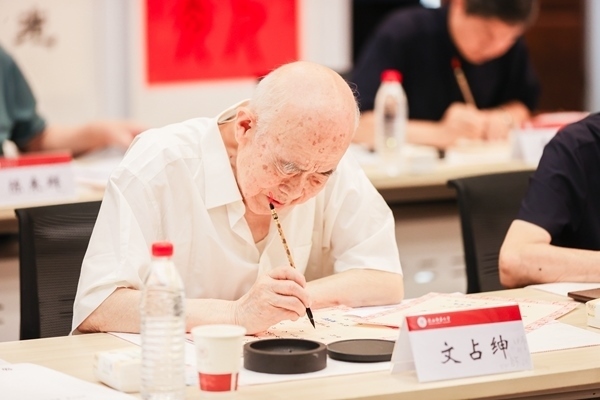 陜西師范大學(xué)毛筆手寫錄取通知書現(xiàn)場。校方供圖