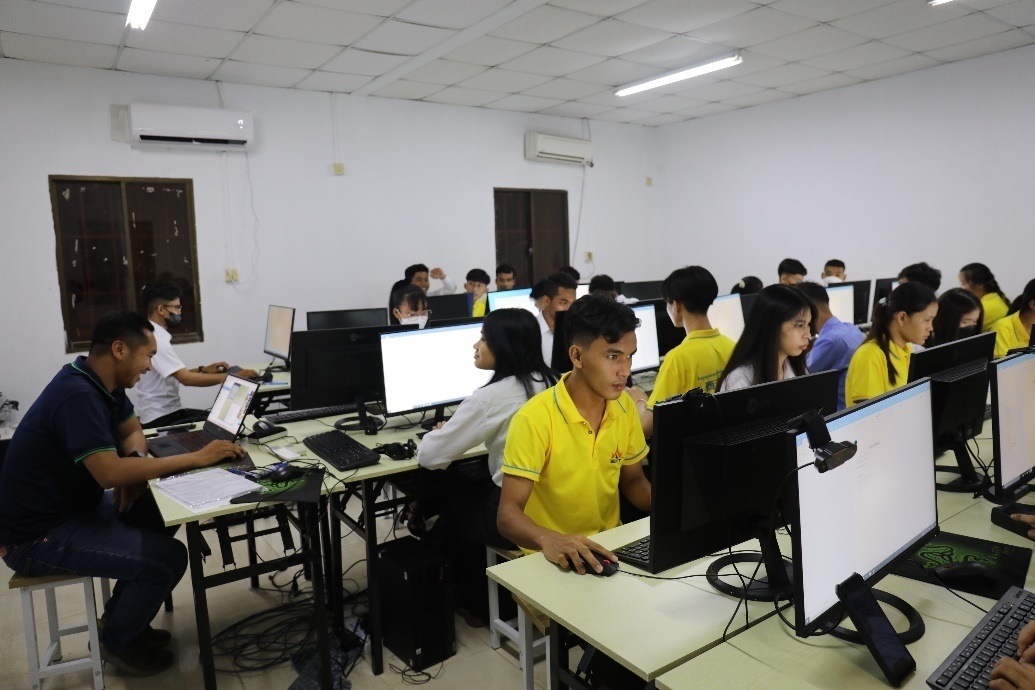 圖為西哈努克港工商學(xué)院的學(xué)生正在上課。西港特區(qū)公司供圖
